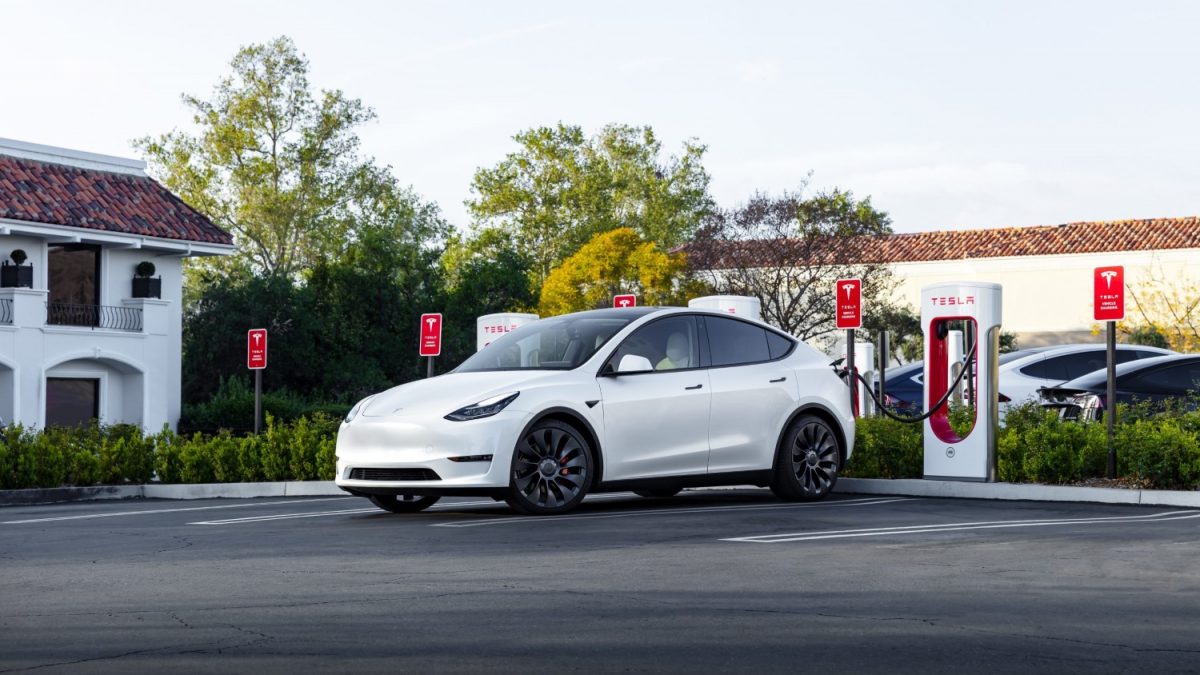 Tesla соборува рекорди во продажбата на електрични автомобили