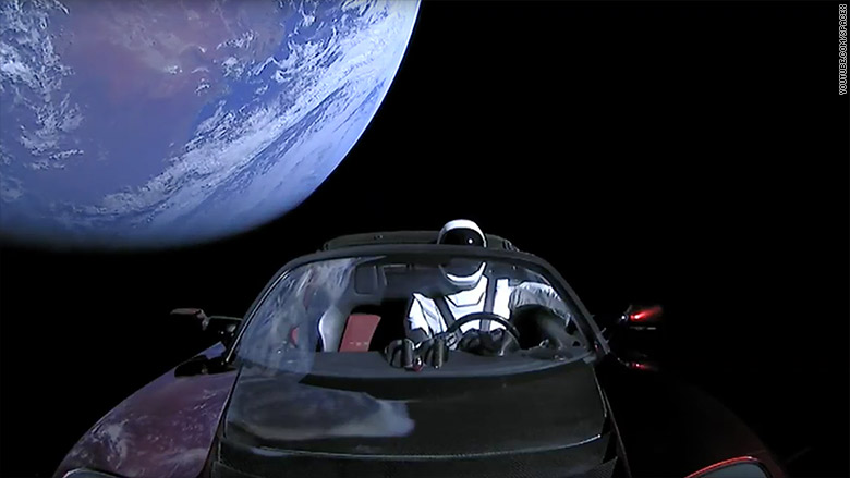 Автомобилот на Eлон Маск сврте два пати околу Сонцето (ВИДЕО)