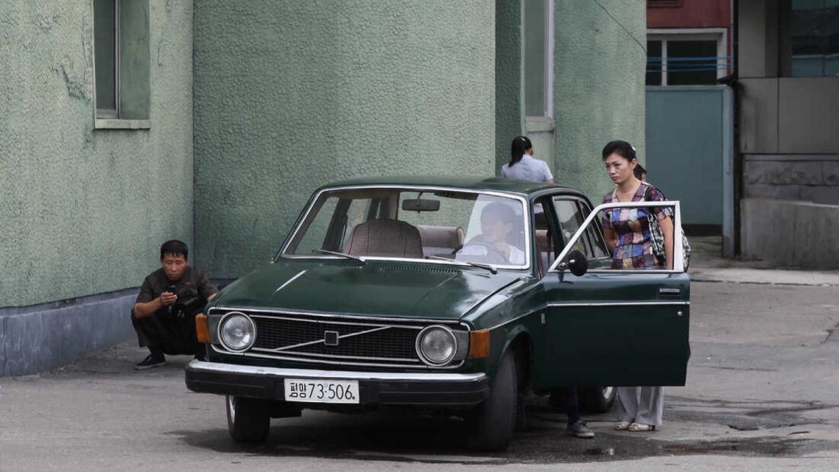 Автомобили кои никогаш не биле платени: Volvo бара стотици милиони долари од Северна Кореја!