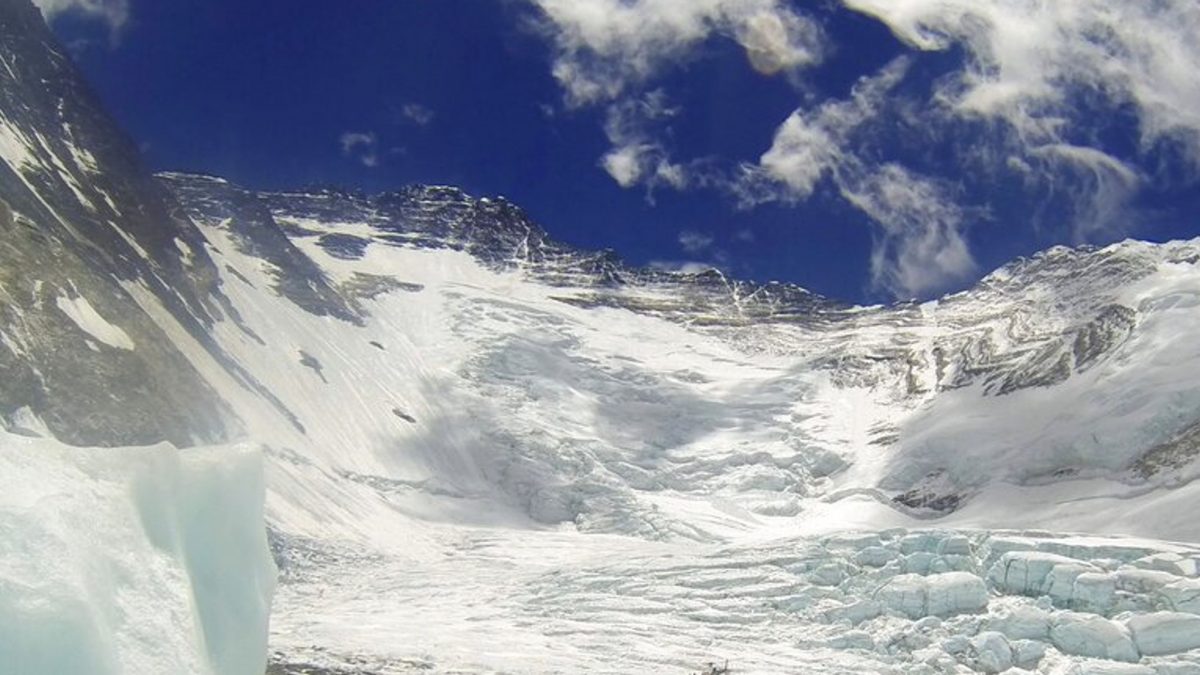 Мразот кој се формирал 2.000 години на Монт Еверест се стопил за 25
