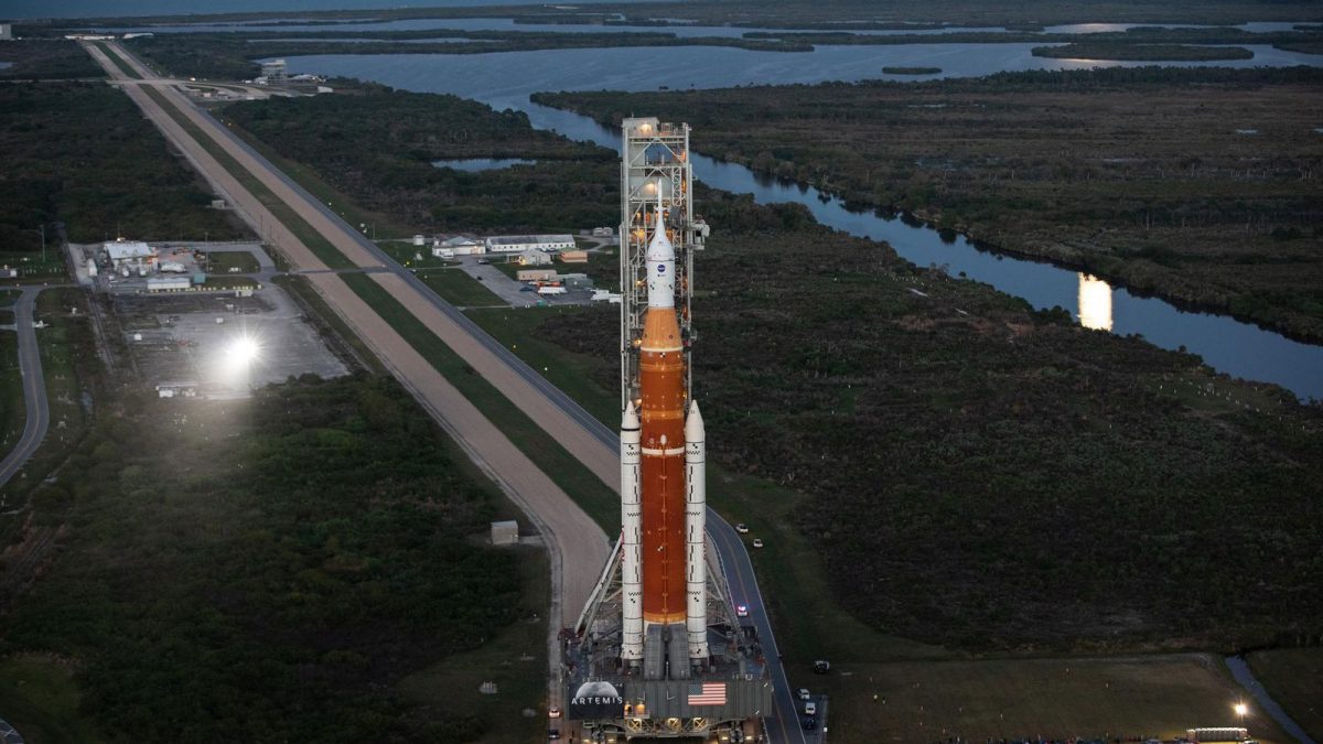 Стометарски колос: NASA прикажа ракета со која ќе оди во ново освојување на Месечината (ВИДЕО)