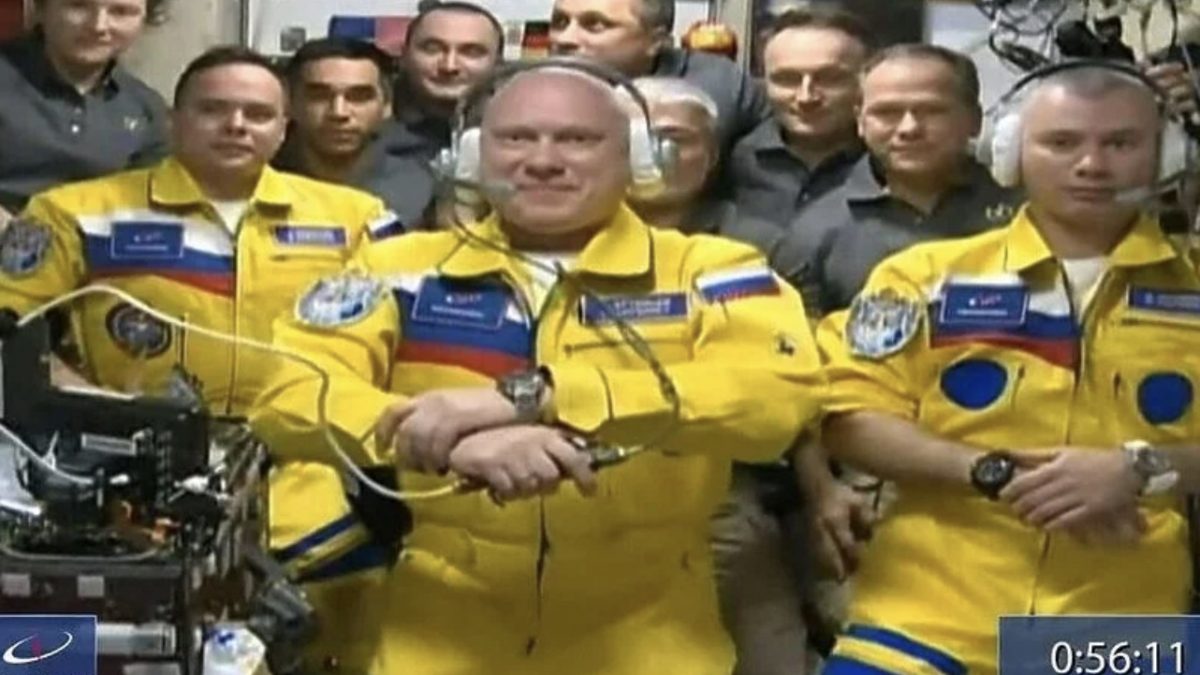 Руските космонаути пристигнаа на Меѓународната вселенска станица во боите на Украина