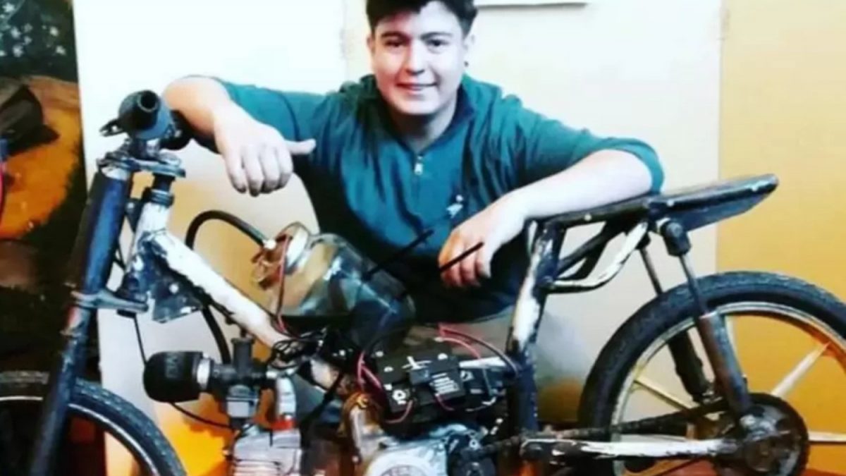 Студент направил мотоцикл кој работи на солена вода