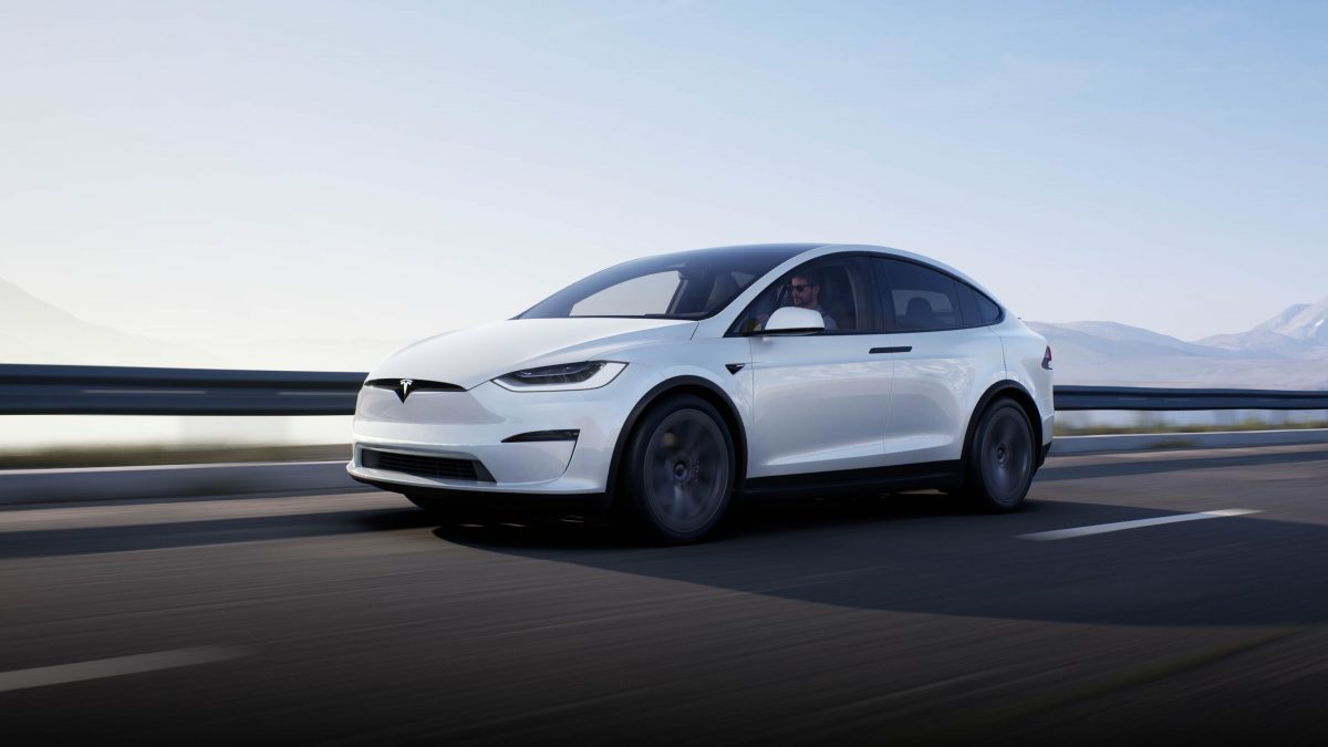 Нов срам за Tesla – испорачале возило со гуми од две различни марки