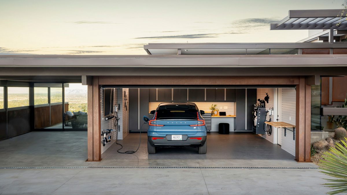 Volvo претстави уникатна гаража за батерискиот модел C40 Recharge