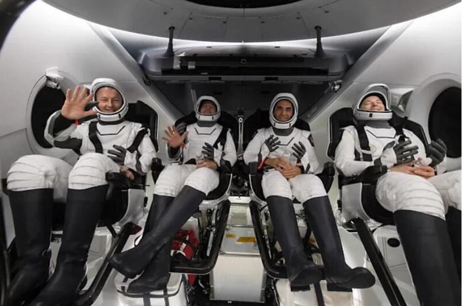 ВИДЕО: Астронаутите од мисијата Crew-3 се вратија на Земјата во капсула Crew Dragon