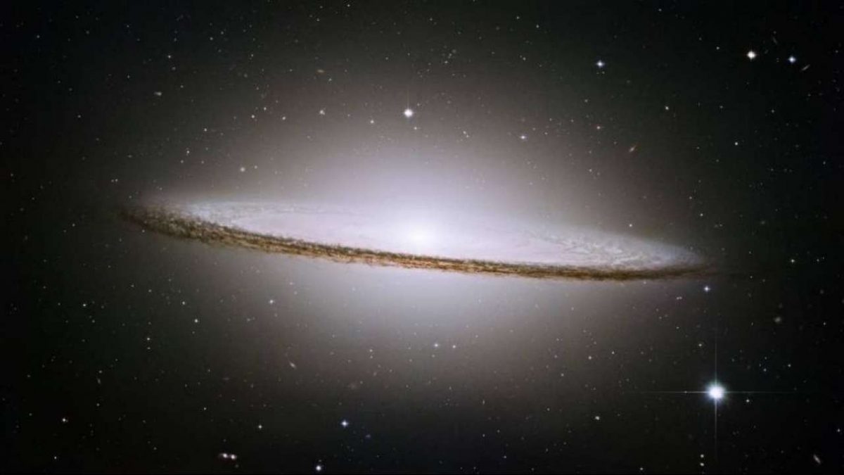 Вселенскиот телескоп Хабл ја фотографираше галаксијата Малиот Сомбреро