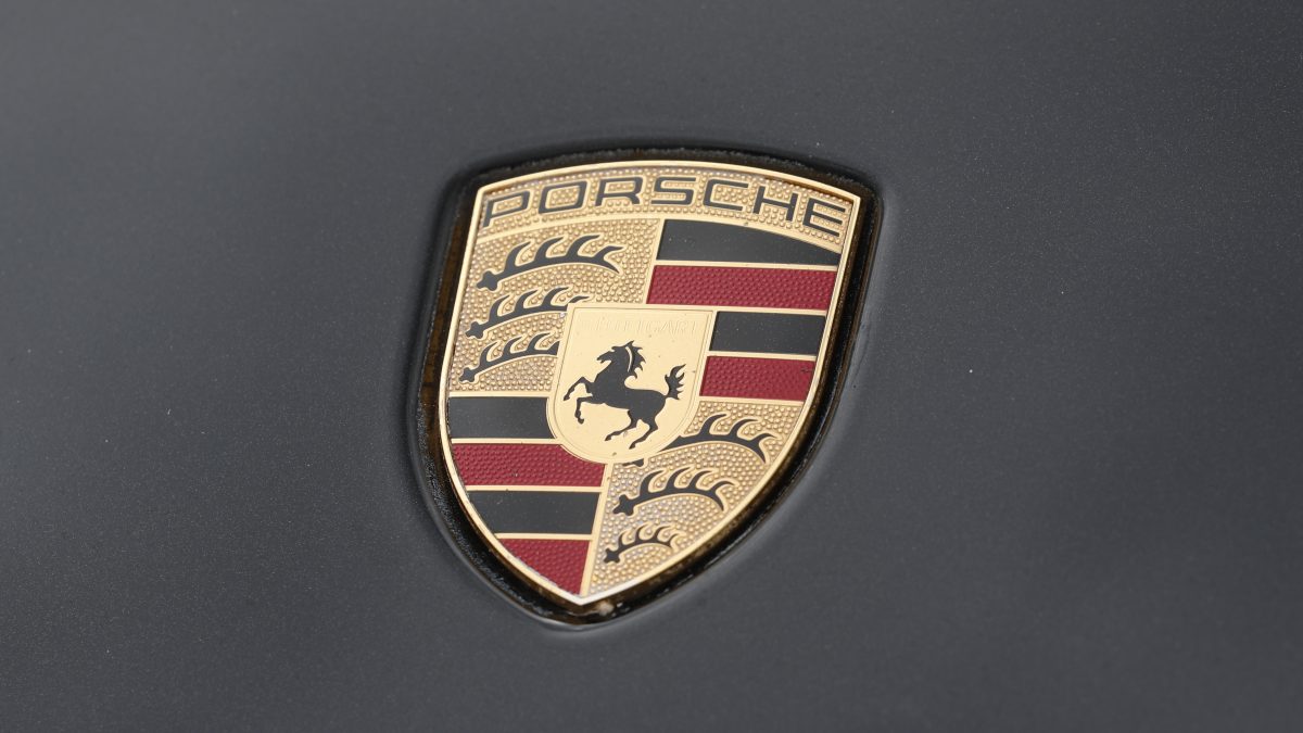 Porsche најави нов електричен SUV