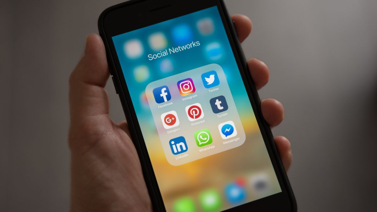 Младите не се грижат за веб-порталите: Instagram, TikTok и Snapchat се нивниот главен извор на вести