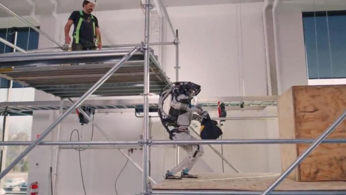 ВИДЕО: Роботот на Boston Dynamics покажа нови вештини, се качи на скеле и испорача алат