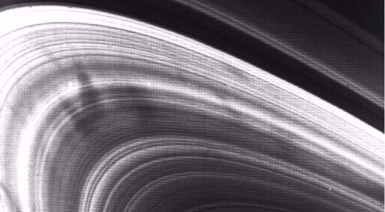 Мистериозни дамки се појавија на прстените на Сатурн