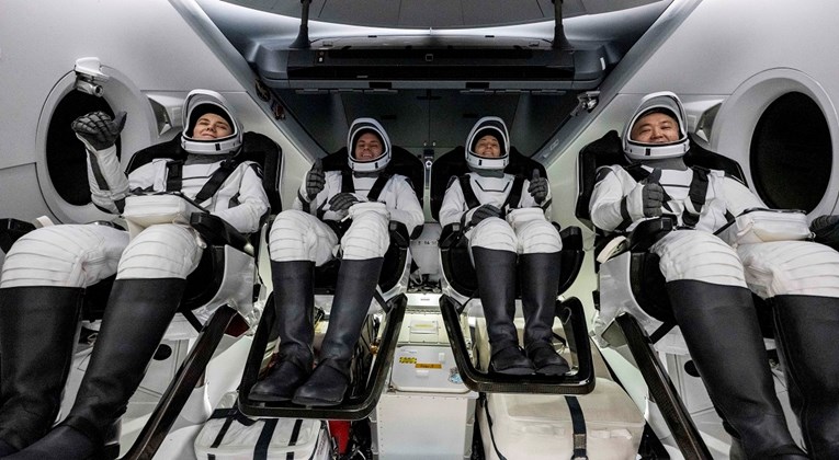 ВИДЕО: Четиричлениот екипаж на вселенската капсула Crew Dragon слета на Земјата