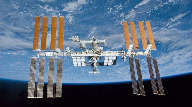 По половина година во вселената, четворица астронаути ја напуштија вселенската станица