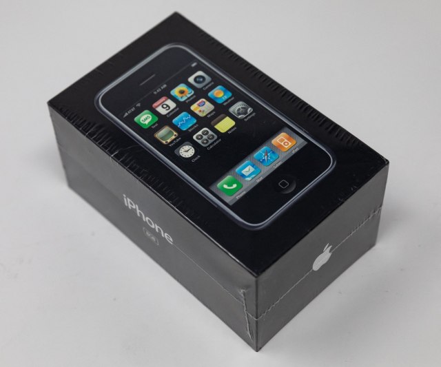 Неотпакуван, оригинален iPhone продаден по рекордна цена