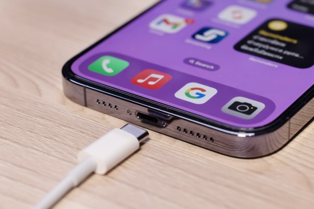 Фановите на Apple се бесни – еве зошто iPhone се полни побавно