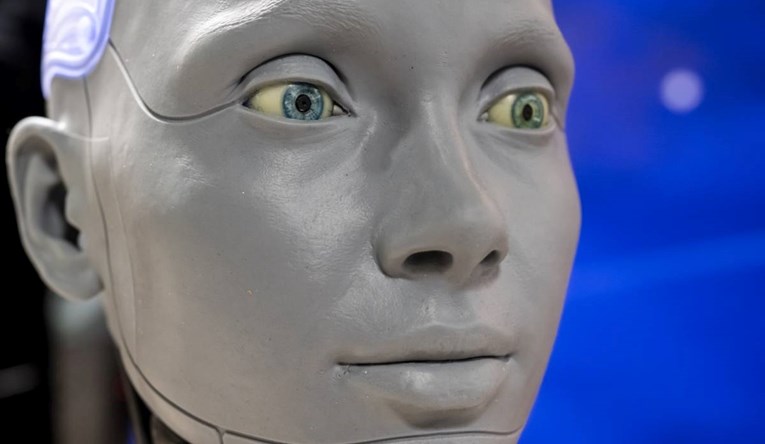 (ВИДЕО) Хуманоидни AI роботи: Подобро би управувале со Земјата отколку збунетите луѓе