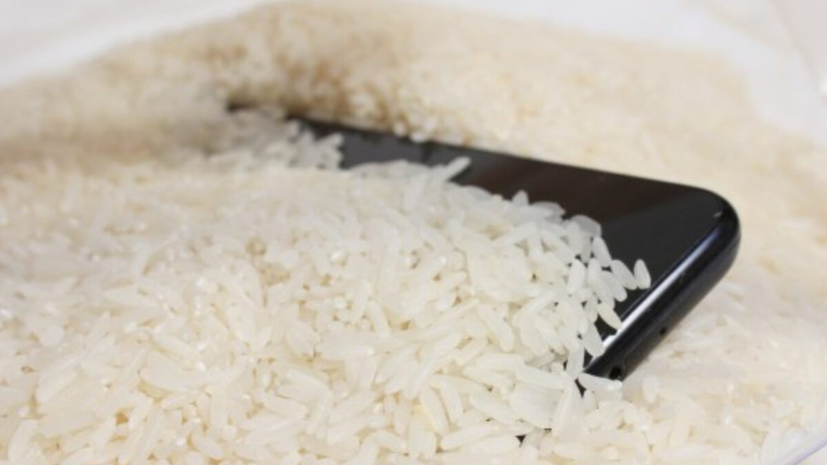Што се случува кога ќе го намокрите телефонот: Дали трикот со ориз навистина функционира?