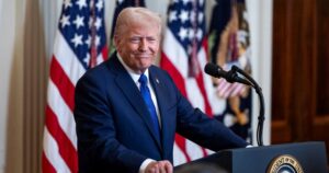 Бесконечната сага: Златниот телефон на Трамп повторно одложен