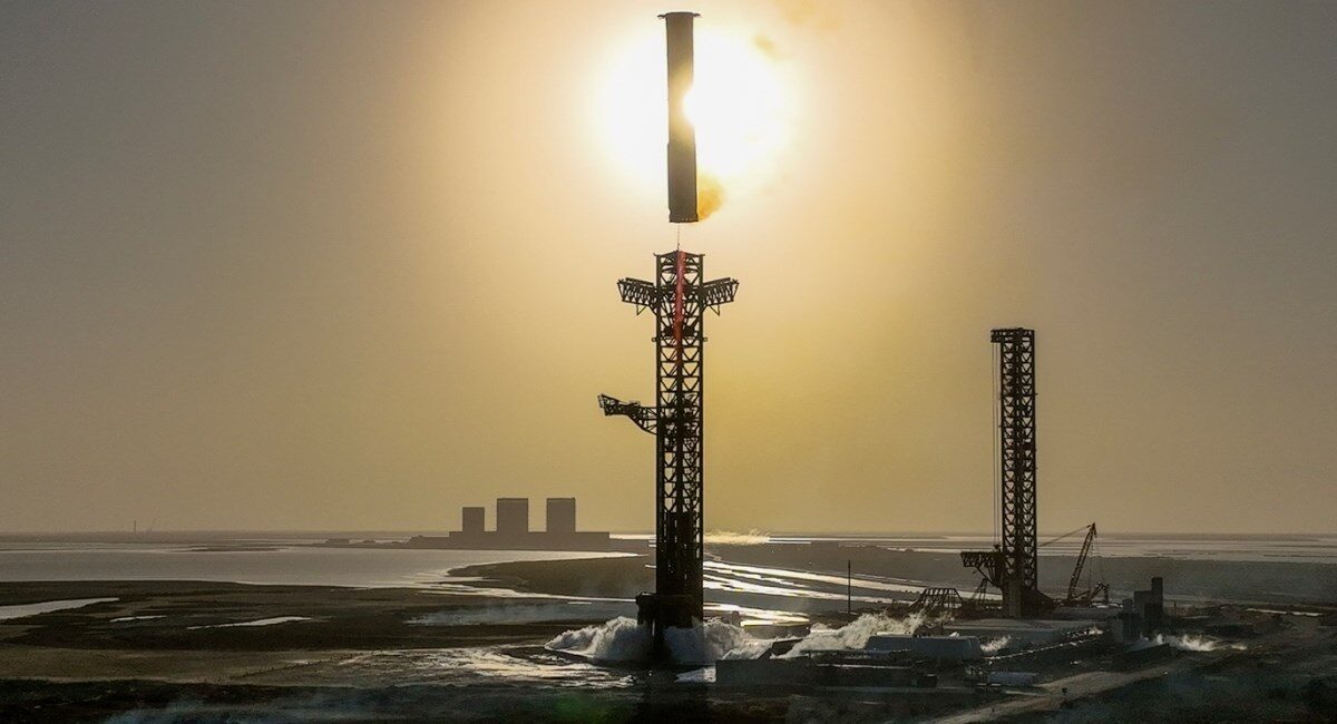 (Видео) Експлодираше Starship на Маск, паѓаа делови, стопирани се авионски летови