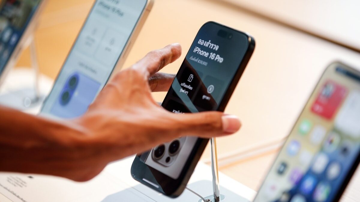 Трамп: Ќе воведам царина од 25 отсто на Apple ако не почне да произведува iPhone телефони во САД