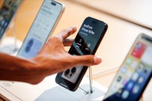 Трамп: Ќе воведам царина од 25 отсто на Apple ако не почне да произведува iPhone во САД
