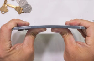 (ВИДЕО) Свиткан до крајни граници: Најтенкиот Samsung на тест за издржливост