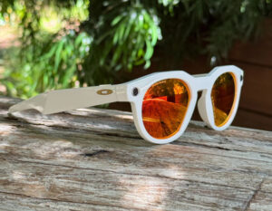 Meta и Oakley имаат нови паметни очила: Камера, микрофон и поддршка за AI