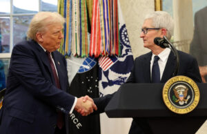 (ФОТО/ВИДЕО) Apple му се додворува на Трамп: Подарок од злато