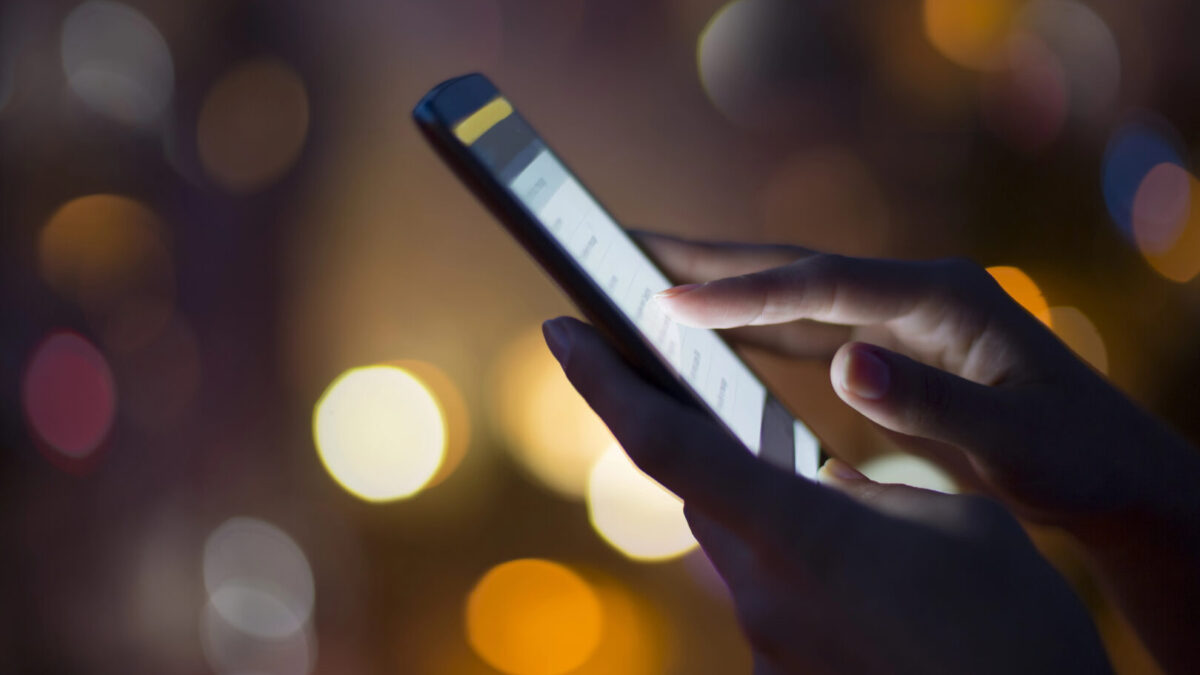 Франција ги забрани мобилните телефони во основните училишта, Макрон: Ќе ги забраниме и во средните училишта