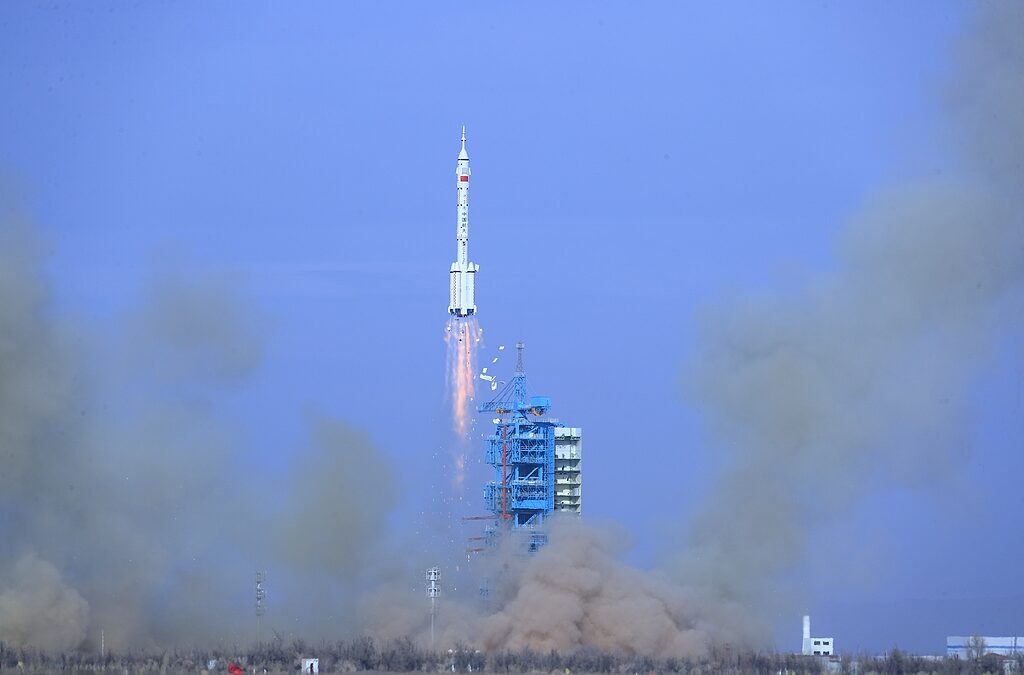 ФОТО: Кина лансираше летало без екипаж откако последното беше оштетено од вселенски отпад