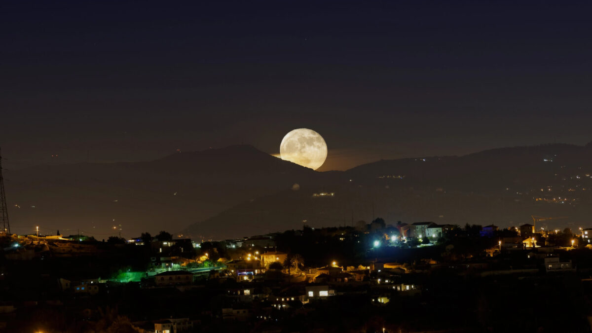 (ВИДЕО) Утре ја имаме последната Супермесечина за оваа година: ќе биде поголема и посветла од вообичаеното