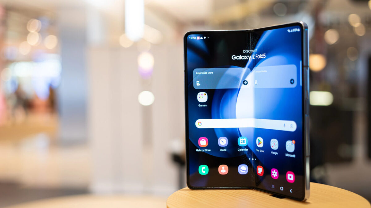 ВИДЕО: Првиот тројно преклоплив телефон на Samsung е вистински ѕвер