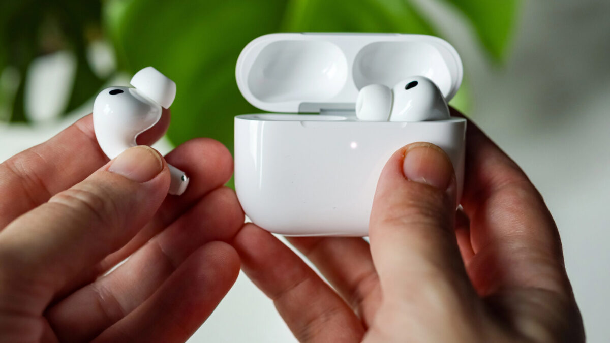 Конкуренцијата за AirPods доаѓа: OpenAI развива свои слушалки
