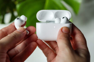 Конкуренцијата за AirPods доаѓа: OpenAI развива свои слушалки