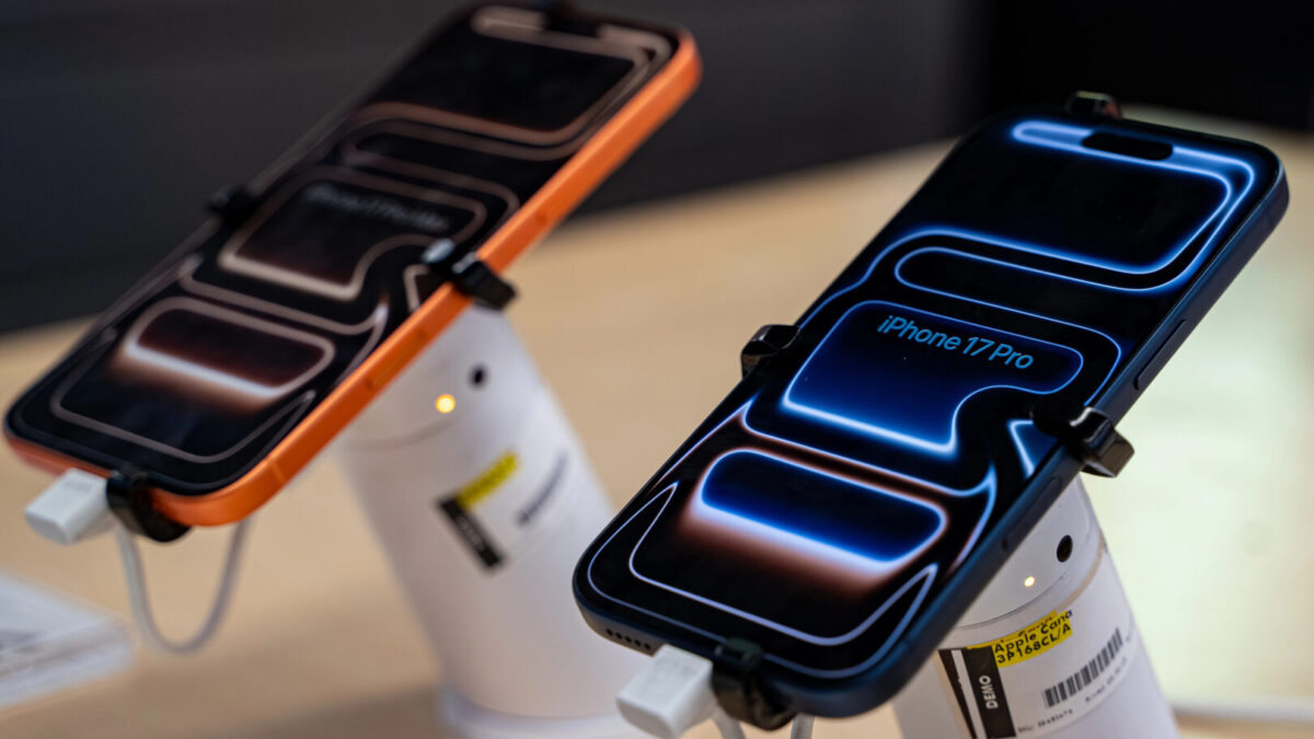 Пазарот на телефони во раст: Доминација на два големи конкуренти