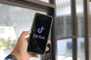 TikTok постигна договор, останува во САД