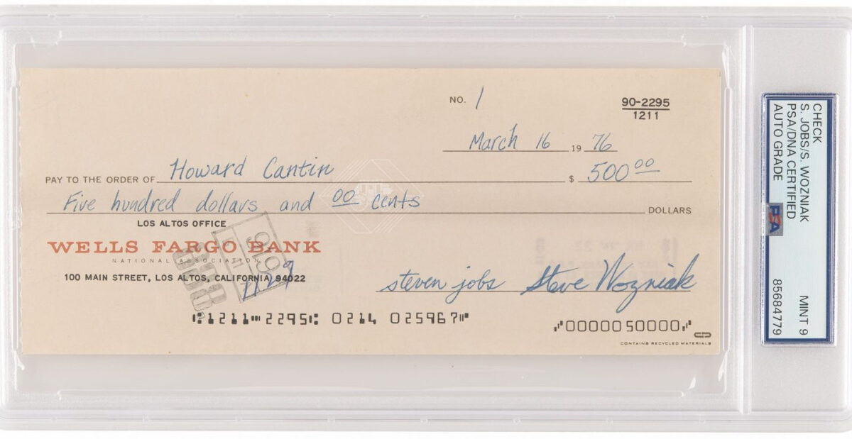 (Фото) Дел од историјата на Apple продаден за 5 милиони долари