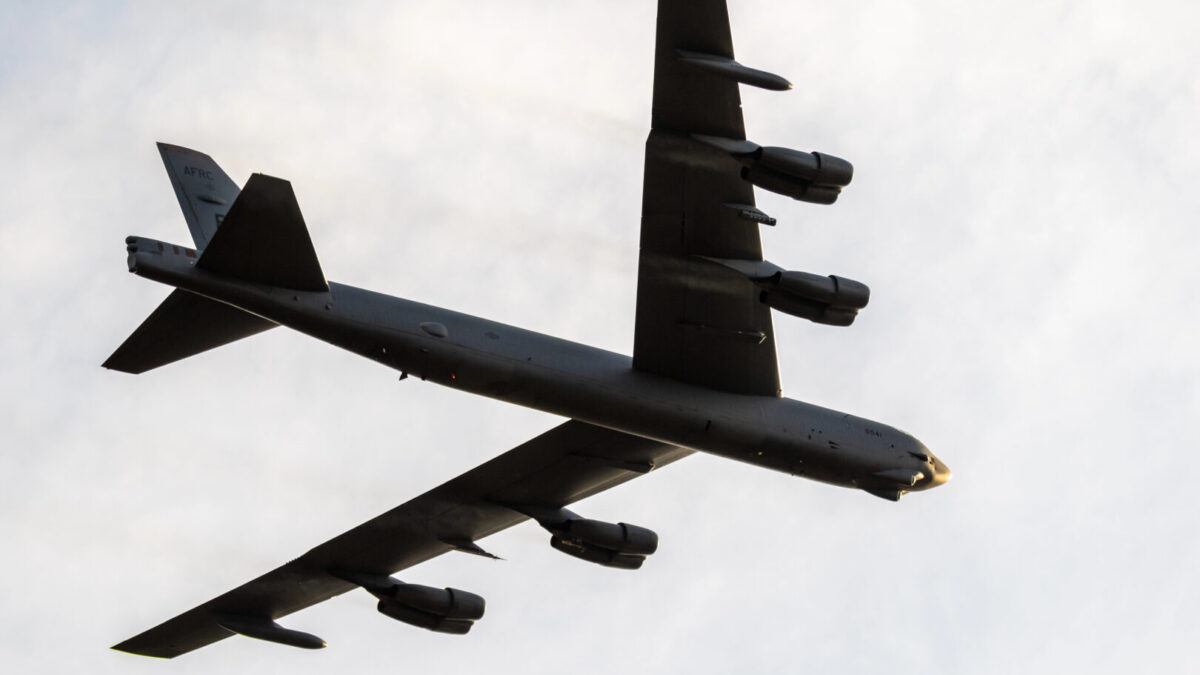 Први фотографии: Американскиот бомбардер B-52 носи прототипови на нови крстосувачки ракети