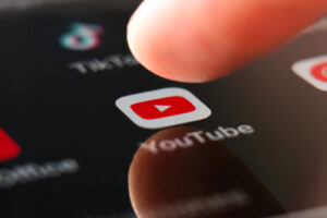Апликацијата што го претвора YouTube во кабелска телевизија од 90-тите