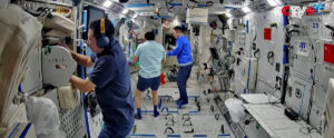 ВИДЕО: Кинеските астронаути ќе останат во вселената уште еден месец