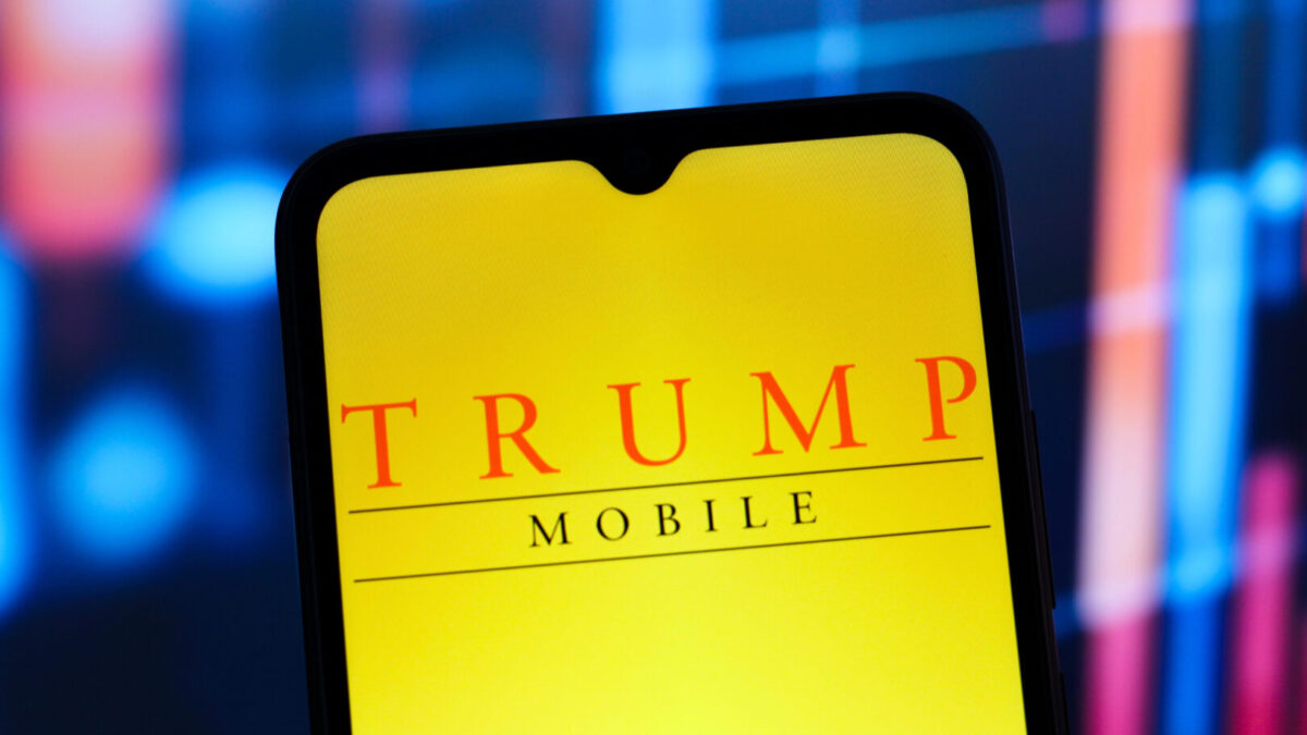 (ВИДЕО) Сите му се смеат, а внатре шок: Отворен е „Trump Phone“, еве што има во кутијата