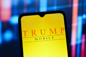 (ВИДЕО) Сите му се смеат, а внатре шок: Отворен е „Trump Phone“, еве што има во кутијата