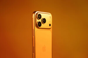 „Cherry“ е новата портокалова: Apple ја менува заштитната боја за iPhone 18 Pro