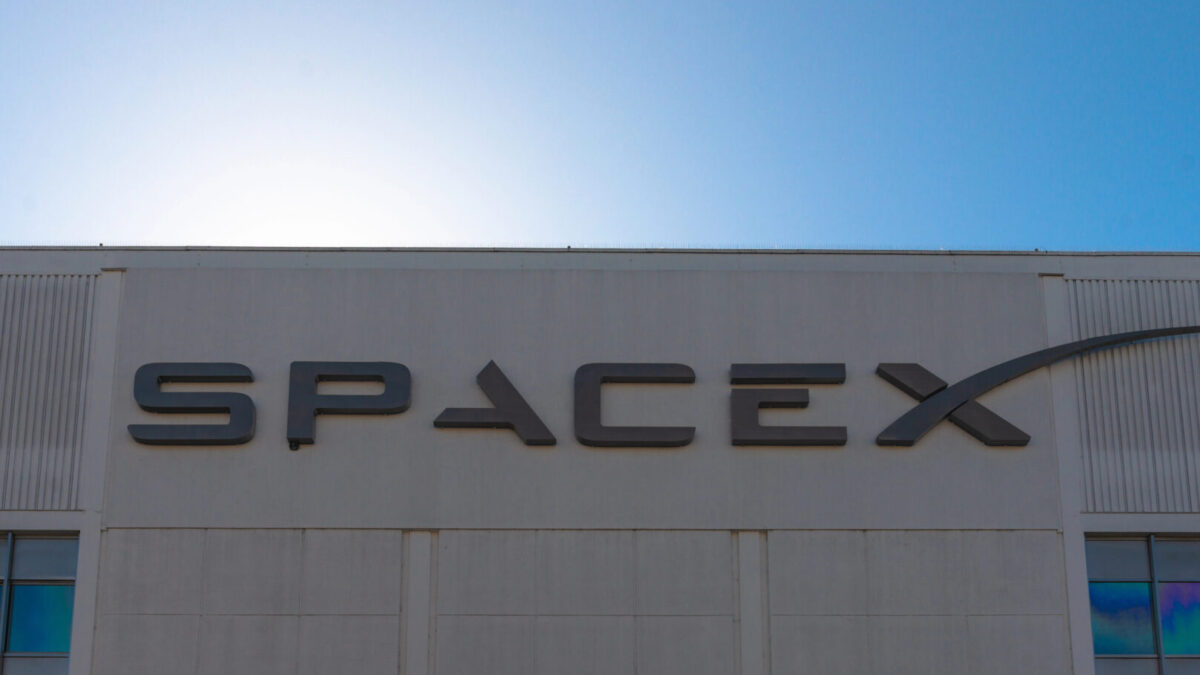 SpaceX излегува на берза со рекордна проценета вредност