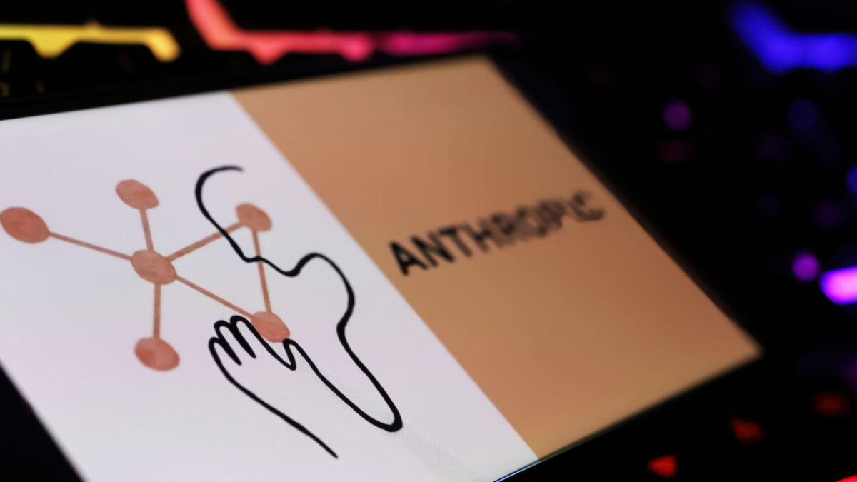 Anthropic ги штити AI алатките од кинеските компании
