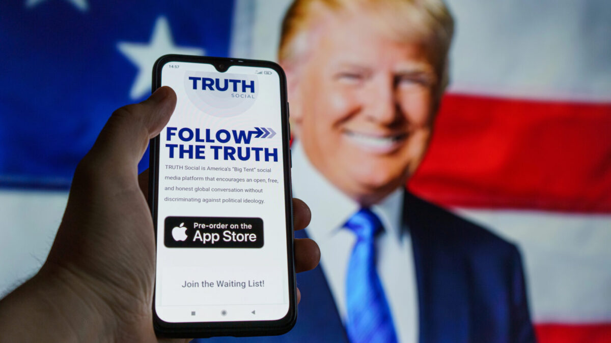 Трамп го тужат затоа што сака да наплаќа 100.000 долари за ран пристап до неговите објави
