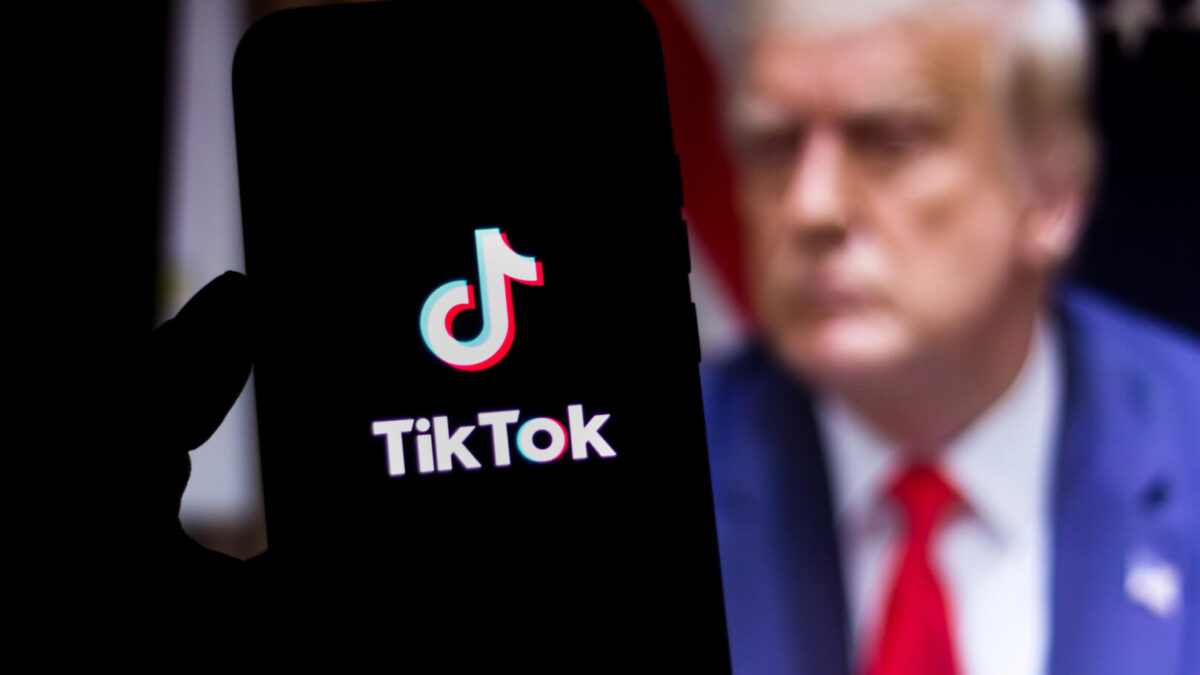 Трамп им го враќа TikTok на владините службеници: Тие можат повторно легално да губат време на мрежата