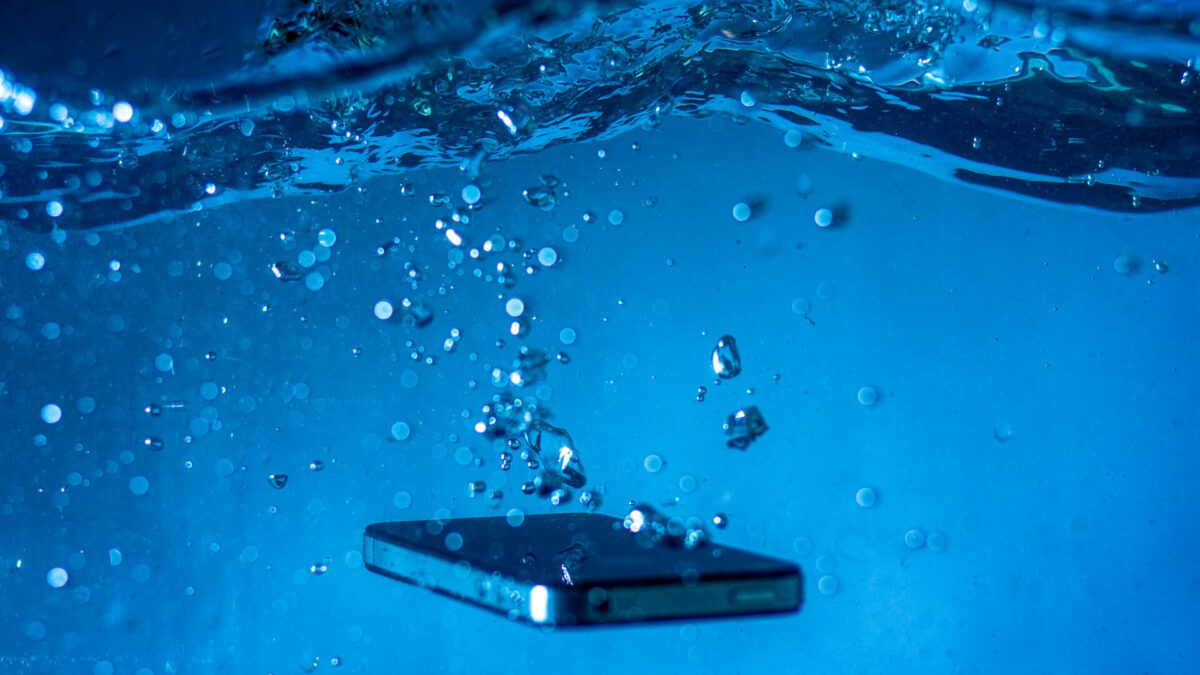 Мит за оризот: Што навистина треба да направите ако телефонот ви се намокри