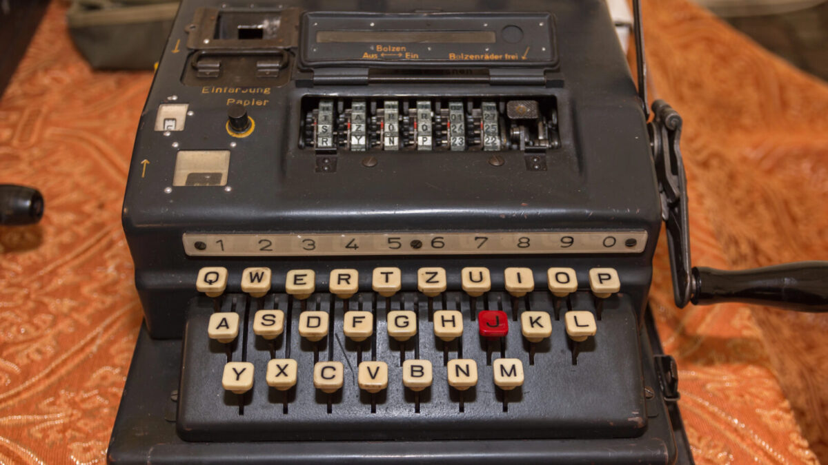 GPT-6 Astra ја проби шифрата од „Енигма“ од 1941 година: AI откри тајна порака од германската војска