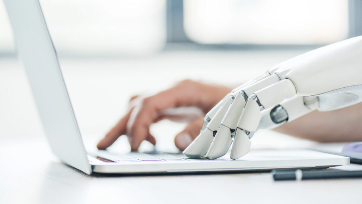 Microsoft го критикува Anthropic: Обуката на AI може да го отежне нејзиното исклучување